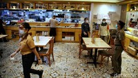 Petugas Satpol PP menyisir berbagai tempat makan dan kios yang ada di pusat perbelanjaan tersebut untuk memeriksa penerapan protokol kesehatan.