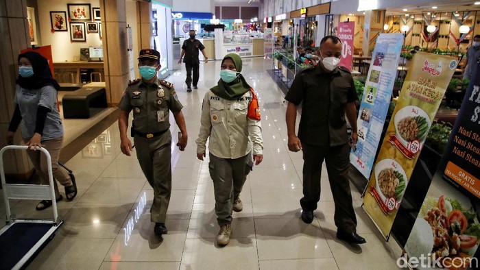 Petugas Satpol PP melakukan sidak ke pusat perbelanjaan di Jakarta. Sidak itu untuk memastikan protokol kesehatan diterapkan dengan baik di pusat perbelanjaan.
