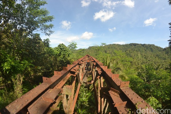 Pesonanya memudar karena besi bantalan rel di dua jembatan kereta api eks jalur Banjar-Cijulang, yakni jembatan Cikacepit dan jembatan Cipambokongan Kecamatan Kalipucang Kabupaten Pangandaran hilang. Pesonanya memudar karena besi bantalan rel di dua jembatan kereta api eks jalur Banjar-Cijulang, yakni jembatan Cikacepit dan jembatan Cipambokongan Kecamatan Kalipucang Kabupaten Pangandaran hilang.
