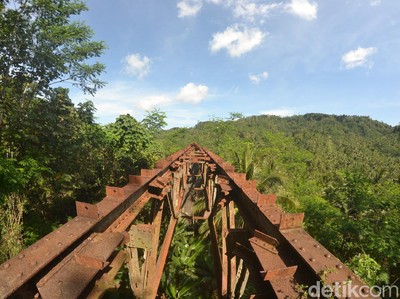 Jembatan Kereta Api Terpanjang di Indonesia yang Diselimuti Mitos