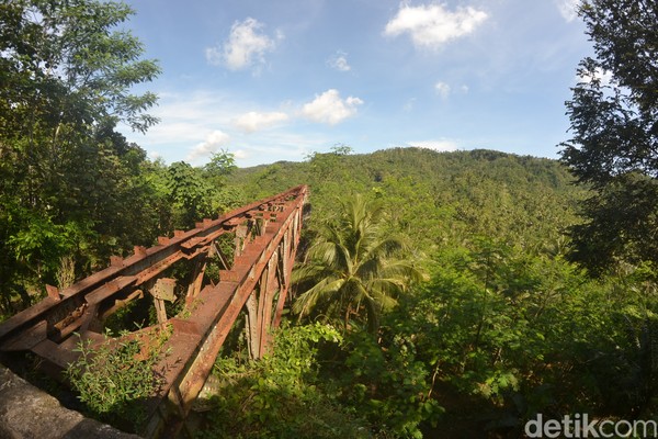 Bahkan untuk jembatan Cipambokongan tak hanya besi bantalan relnya saja yang hilang, namun besi rangka jembatan pun ikut hilang. Sehingga tinggal menyisakan konstruksi betonnya saja. Bahkan untuk jembatan Cipambokongan tak hanya besi bantalan relnya saja yang hilang, namun besi rangka jembatan pun ikut hilang. Sehingga tinggal menyisakan konstruksi betonnya saja.