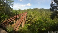 Bahkan untuk jembatan Cipambokongan tak hanya besi bantalan relnya saja yang hilang, namun besi rangka jembatan pun ikut hilang. Sehingga tinggal menyisakan konstruksi betonnya saja.