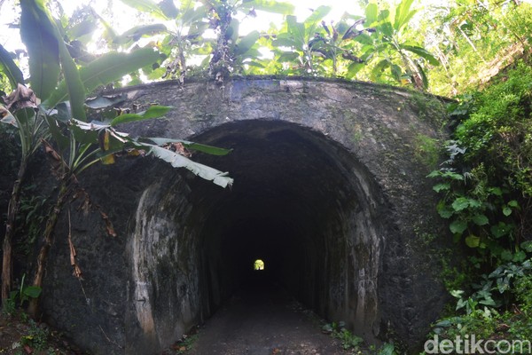 Sejarah pembangunan jalur KA sepanjang 82,16 kilometer itu masih menyimpan daya tarik, terutama pembangunan jembatan dan terowongan. Itulah sebabnya pemerintah menetapkan jembatan dan terowongan itu sebagai cagar budaya yang dilindungi hukum. Sejarah pembangunan jalur KA sepanjang 82,16 kilometer itu masih menyimpan daya tarik, terutama pembangunan jembatan dan terowongan. Itulah sebabnya pemerintah menetapkan jembatan dan terowongan itu sebagai cagar budaya yang dilindungi hukum.