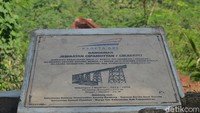 Jembatan KA Cikacepit dan Cipambokongan di Kalipucang, Kabupaten Pangandaran untuk jalur kereta Banjar-Cijulang ini telah ditutup total pada 1 Februari 1982.