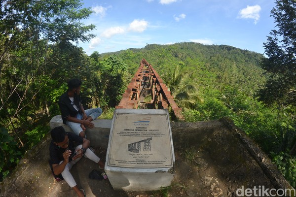 Eks jembatan kereta api (KA) Cikacepit di Desa Pamotan, Kecamatan Kalipucang, Kabupaten Pangandaran, menyimpan potensi daya tarik wisata. Salah satu jembatan KA terpanjang yang ada di Indonesia ini bisa menjadi destinasi wisata budaya dan edukasi.