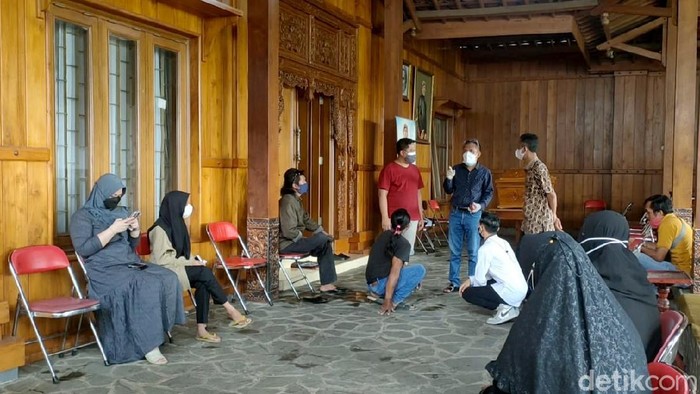Kondisi Rumah Ki Manteb Sudharsono yang Meninggal Karena Corona Dalang kenamaan Ki Manteb Sudharsono meninggal akibat terinfeksi virus Corona.
Pihak keluarga menyebut Ki Manteb meninggal dalam kondisi positif terpapar virus Corona atau COVID-19. Ia meninggal Jumat pagi dalam usia 73 tahun.