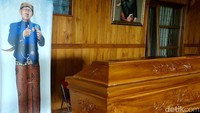 Jenazah Ki Manteb Sudharsono rencananya akan dimakamkan di kompleks pemakaman khusus keluarga (pamijen) yang berada di Karangpandan, Karanganyar, tak jauh dari rumah tinggal almarhum.  