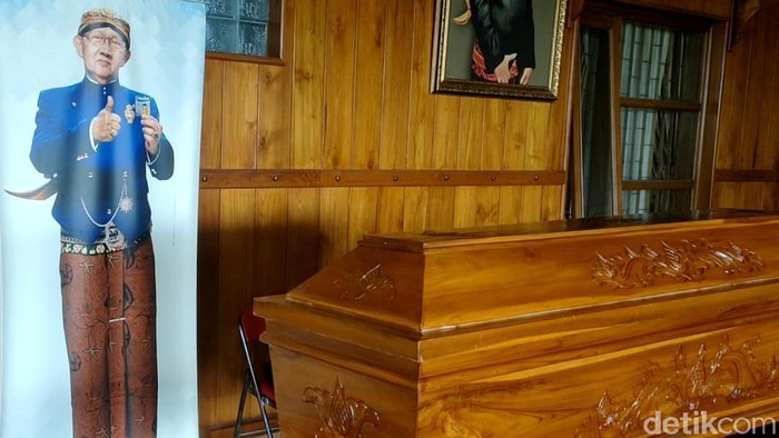 Kondisi Rumah Ki Manteb Sudharsono yang Meninggal Karena Corona Dalang kenamaan Ki Manteb Sudharsono meninggal akibat terinfeksi virus Corona.
Pihak keluarga menyebut Ki Manteb meninggal dalam kondisi positif terpapar virus Corona atau COVID-19. Ia meninggal Jumat pagi dalam usia 73 tahun.
