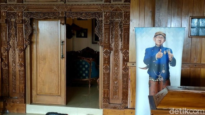 Dalang kenamaan Ki Manteb Sudharsono meninggal akibat terinfeksi virus Corona. 

Pihak keluarga menyebut Ki Manteb meninggal dalam kondisi positif terpapar virus Corona atau COVID-19. Ia meninggal Jumat pagi dalam usia 73 tahun.
