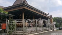 Pihak keluarga sudah berusaha memberikan penanganan medis. Termasuk melakukan tes swab pada Ki Manteb. Kondisi Ki Manteb, lanjutnya, sempat mengalami sesak napas. Hingga akhirnya dalang legendaris ini meninggal pagi tadi.