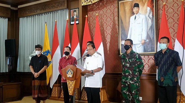 Konferensi pers Gubernur Bali Wayan Koster terkait pemberlakuan PPKM darurat di seluruh wilayah Bali (Sui/detikcom).