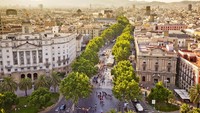 La Rambla membentang sepanjang 1,3 km dari Alun-alun Plaza Catalunya hingga ke Port Vell, pelabuhan lama Barcelona.