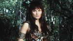 7 Potret Lucy Lawless, Pemeran Xena: Warrior Princess Dulu vs. Kini