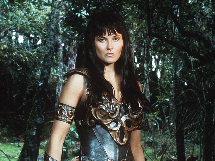 7 Potret Lucy Lawless, Pemeran Xena: Warrior Princess Dulu vs. Kini