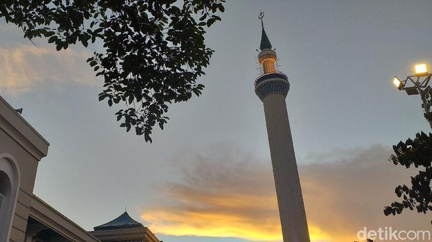 Sejumlah masjid besar di Kota Pahlawan memutuskan tutup selama PPKM Darurat. Salah satunya yakni Masjid Al Akbar, Surabaya.