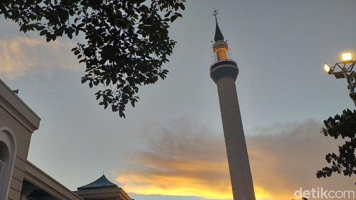 Sejumlah masjid besar di Kota Pahlawan memutuskan tutup selama PPKM Darurat. Salah satunya yakni Masjid Al Akbar, Surabaya.