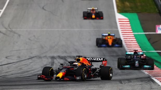 SPIELBERG, AUSTRIA - JUNE 27: Max Verstappen of the Netherlands driving the (33) Red Bull Racing RB16B Honda leads Lewis Hamilton of Great Britain driving the (44) Mercedes AMG Petronas F1 Team Mercedes W12 during the F1 Grand Prix of Styria at Red Bull Ring on June 27, 2021 in Spielberg, Austria. (Photo by Bryn Lennon/Getty Images)