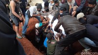Terlihat beberapa anggota keluarga yang memegang bunga menangis saat melihat jenazah Mbak You dikuburkan. Foto: Yudha Maulana/detikHOT