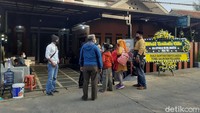 Jenazah yang sudah tiba sejak semalam disemayamkan di Pondok Kejawen Mbak You, di Kp. Panggilingan, Jalan Arcamanik, Sindanglaya Arcamanik, Bandung, Jawa Barat. Foto: Yudha Maulana/detikHOT