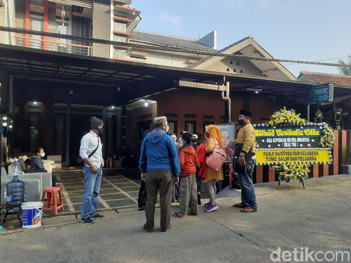 Suasana kediaman Mbak You di Bandung jelang pemakaman