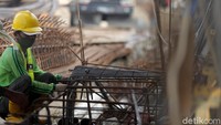 Pekerja melakukan proses pembangunan underpass Bulak Kapal, Bekasi Timur, Kota Bekasi, Jawa Barat, Jumat (2/7/2021).  Biaya pembangunan underpass bersumber dari APBN (SBSN) sebesar Rp 79,3 miliar yang dianggarkan secara Multy Years Contract (MYC) TA 2020-2022.  