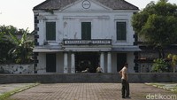 Misalkan untuk perkantoran sesuai SE hanya diperbolehkan 50 persen yang bekerja di kantor. Sisanya wajib bekerja dari rumah atau WFH. Kemudian untuk pendidikan, hanya diperbolehkan dilakukan secara daring saja atau online. Untuk pusat-pusat perbelanjaan hanya boleh beroperasi mulai pukul 10.00 WIB-20.00 WIB, jumlah pengunjung diatasi hanya 25 persen. Selanjutnya soal penutupan tempat-tempat wisata serta pengaturan dalam kegiatan yang lainnya.