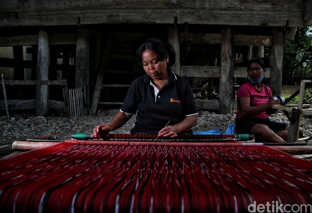 Salah satu kerajinan khas Toba yang paling dikenal masyarakat adalah kain tradisionalnya yang bernama Ulos dan Sarung Batak. Intip proses pembuatannya yuks.