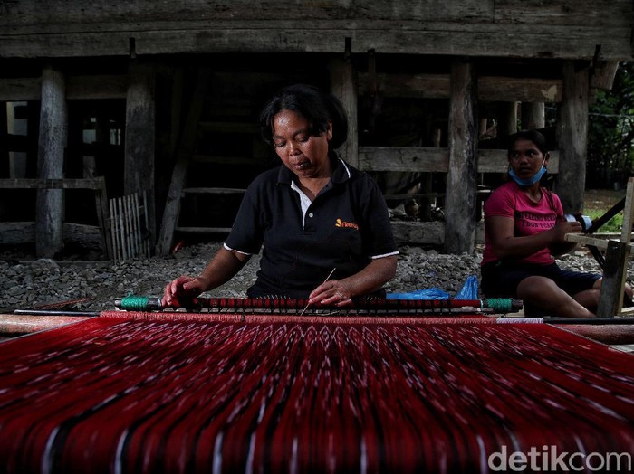 Salah satu kerajinan khas Toba yang paling dikenal masyarakat adalah kain tradisionalnya yang bernama Ulos dan Sarung Batak. Intip proses pembuatannya yuks.