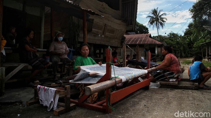 Menjaga Kelestarian Sarung Batak Khas Toba Salah satu kerajinan khas Toba yang paling dikenal masyarakat adalah kain tradisionalnya yang bernama Ulos dan Sarung Batak. Intip proses pembuatannya yuks.