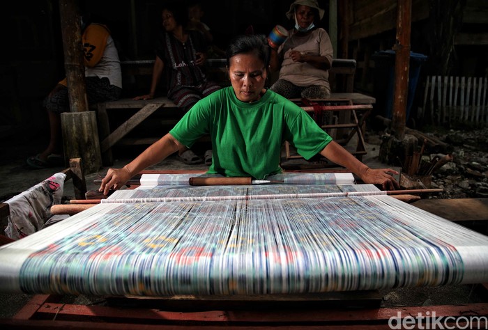 Salah satu kerajinan khas Toba yang paling dikenal masyarakat adalah kain tradisionalnya yang bernama Ulos dan Sarung Batak. Intip proses pembuatannya yuks.