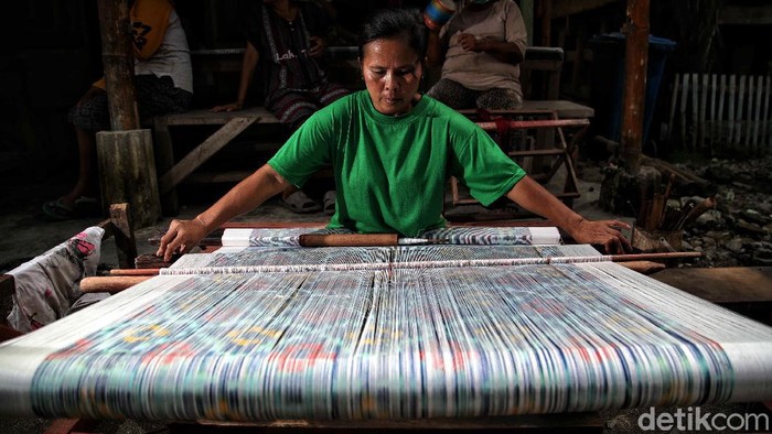 Salah satu kerajinan khas Toba yang paling dikenal masyarakat adalah kain tradisionalnya yang bernama Ulos dan Sarung Batak. Intip proses pembuatannya yuks.