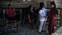 Karena secara turun temurun kain ulos dan sarung dikembangkan oleh masyarakat Batak, dimana pada mulanya dikenakan di dalam bentuk selendang atau sarung saja. Pemaknaan terhadap warna di sarung Batak dan Ulos khas yakni didominasi dengan merah, hitam, dan putih yang dihiasi oleh ragam tenunan dari benang emas atau perak sebagai perlambang warna kesukaan masyrakat Batak dengan makna matahari dan api. 