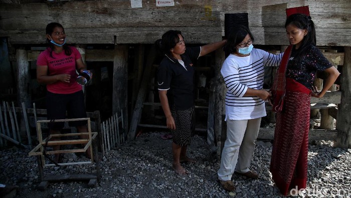 Salah satu kerajinan khas Toba yang paling dikenal masyarakat adalah kain tradisionalnya yang bernama Ulos dan Sarung Batak. Intip proses pembuatannya yuks.
