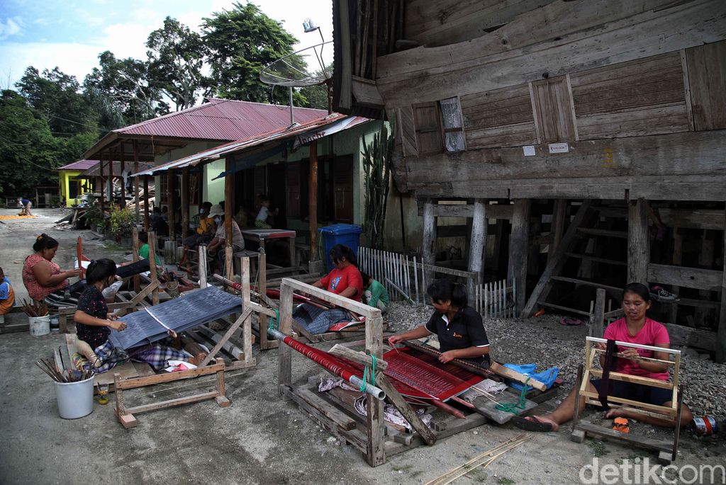 Salah satu kerajinan khas Toba yang paling dikenal masyarakat adalah kain tradisionalnya yang bernama Ulos dan Sarung Batak. Intip proses pembuatannya yuks.