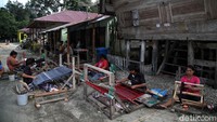 Tentunya saat Anda mampir ke Desa Meat, boleh membawa oleh-oleh dua item fesyen itu. Harganya dibanderol mulai dari Rp500 ribu-Rp600 ribu. Untuk harga satu sarung yang dibuat tidak jauh berbeda dengan harga ulos, tapi prosesnya sama satu minggu dikerjakan dengan tangan. 