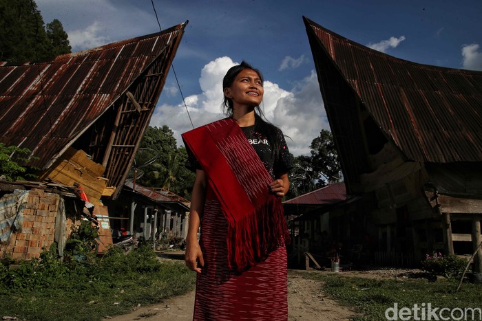 Menjaga Kelestarian Sarung Batak Khas Toba Salah satu kerajinan khas Toba yang paling dikenal masyarakat adalah kain tradisionalnya yang bernama Ulos dan Sarung Batak. Intip proses pembuatannya yuks.