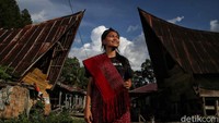 Kali ini yang akan kita angkat adalah Sarung Batak yang  merupakan ciri khas budaya Batak. Adapun, jenis-jenis sarung yang mereka buat antara lain sibolang rastra, maulana tarutung, tobu-tobu dan jenis-jenis sarung lainnya.