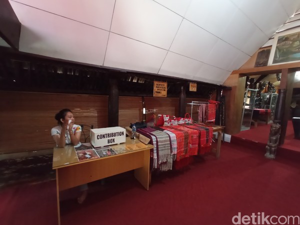 Tiket masuknya hanya Rp 5.000 per orang. Museum ini masih dikelola oleh keluarga dari Raja Sidabutar. (Bonauli/detikcom) Tiket masuknya hanya Rp 5.000 per orang. Museum ini masih dikelola oleh keluarga dari Raja Sidabutar. (Bonauli/detikcom)