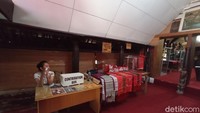 Tiket masuknya hanya Rp 5.000 per orang. Museum ini masih dikelola oleh keluarga dari Raja Sidabutar. (Bonauli/detikcom)