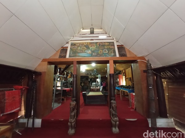 Ada berbagai jenis barang, arca dan pedang peninggalan kerajaan yang masih terjaga. (Bonauli/detikcom) Ada berbagai jenis barang, arca dan pedang peninggalan kerajaan yang masih terjaga. (Bonauli/detikcom)