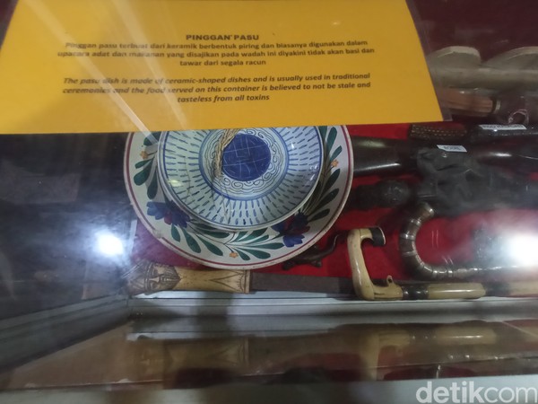 Yang ini namanya Pinggan Pasu, makanan apa pun tak akan basi bila diletakkan di atasnya. Racun sekali pun akan tawar.  (Bonauli/detikcom)