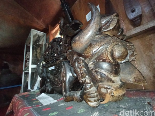 Meski berbentuk seram, tapi ini adalah kotak perhiasan bernama Huting-Huting. Katanya kalau ada pencuri, kotak ini seketika akan hidup. (Bonauli/detikcom)