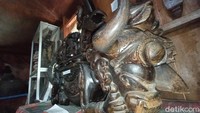 Meski berbentuk seram, tapi ini adalah kotak perhiasan bernama Huting-Huting. Katanya kalau ada pencuri, kotak ini seketika akan hidup. (Bonauli/detikcom)