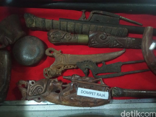 Dompet raja hingga pedangnya bisa traveler lihat di sini. (Bonauli/detikcom)