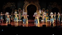 Seniman dari Sekaa Janger Kedaton, Desa Sumerta Kelod, Denpasar menampilkan Tari Janger berjudul Kesatyeng Wana dalam pagelaran Pesta Kesenian Bali ke-43 di Taman Budaya Bali, Denpasar, Bali, Kamis (1/7/2021). ANTARA FOTO/Nyoman Hendra Wibowo