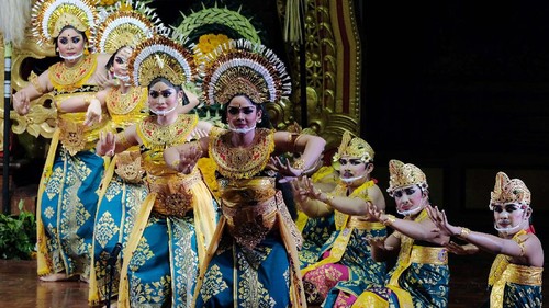 Seniman dari Sekaa Janger Kedaton, Desa Sumerta Kelod, Denpasar menampilkan Tari Janger berjudul Kesatyeng Wana dalam pagelaran Pesta Kesenian Bali ke-43 di Taman Budaya Bali, Denpasar, Bali, Kamis (1/7/2021). Tari pergaulan muda-mudi tersebut merupakan salah satu tari khas Bali yang dibawakan oleh 10 penari yang berpasangan itu sebagai upaya pelestarian seni tari klasik agar tidak punah ditelan zaman. ANTARA FOTO/Nyoman Hendra Wibowo/aww.