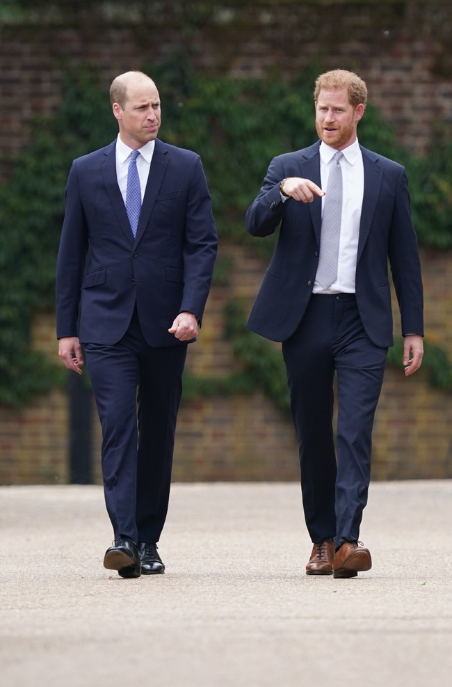 Pangeran William dan Pangeran Harry mendatangi lokasi berbarengan. Keduanya kompak dalam balutan setelan formal berwarna biru navy dengan dasi senada. (Foto: Getty Images/WPA Pool)