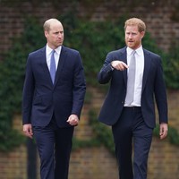 Pangeran William dan Pangeran Harry mendatangi lokasi berbarengan. Keduanya kompak dalam balutan setelan formal berwarna biru navy dengan dasi senada. (Foto: Getty Images/WPA Pool)