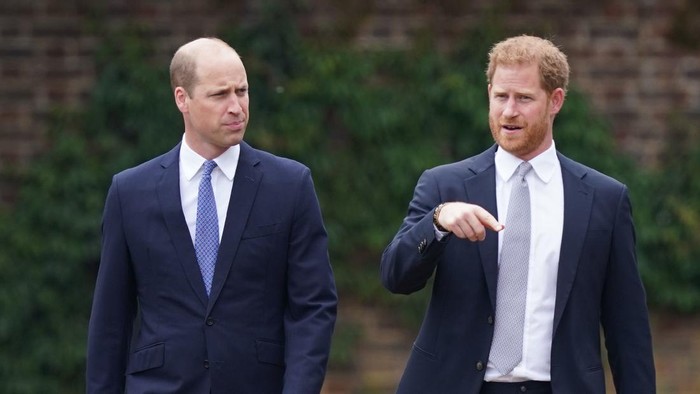 Pangeran William dan Pangeran di Peresmian Patung Putri Diana LONDON, ENGLAND - JULY 01: Prince Harry, Duke of Sussex and Prince William, Duke of Cambridge speak with garden designer Pip Morrison, during the unveiling of a statue they commissioned of their mother Diana, Princess of Wales, in the Sunken Garden at Kensington Palace, on what would have been her 60th birthday on July 1, 2021 in London, England. Today would have been the 60th birthday of Princess Diana, who died in 1997. At a ceremony here today, her sons Prince William and Prince Harry, the Duke of Cambridge and the Duke of Sussex respectively, will unveil a statue in her memory. (Photo by Dominic Lipinski - WPA Pool/Getty Images)