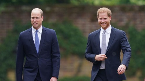 LONDON, ENGLAND - JULY 01: Prince Harry, Duke of Sussex and Prince William, Duke of Cambridge speak with garden designer Pip Morrison, during the unveiling of a statue they commissioned of their mother Diana, Princess of Wales, in the Sunken Garden at Kensington Palace, on what would have been her 60th birthday on July 1, 2021 in London, England. Today would have been the 60th birthday of Princess Diana, who died in 1997. At a ceremony here today, her sons Prince William and Prince Harry, the Duke of Cambridge and the Duke of Sussex respectively, will unveil a statue in her memory. (Photo by Dominic Lipinski - WPA Pool/Getty Images)